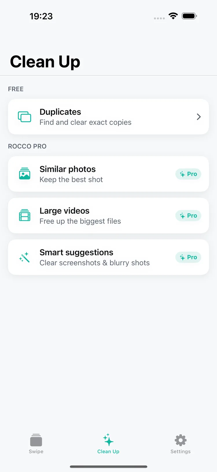 The Rocco Cleaner Clean Up menu listing duplicates, similar photos, large videos and smart suggestions.